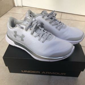 Under Armour Womens Charged Lightning Sneaker